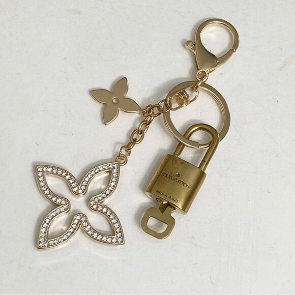 LOUIS VUITTON LOCK AND KEY 🔐 ON GOLD TONE KEYCHAIN #306 - Picture 3 of 8